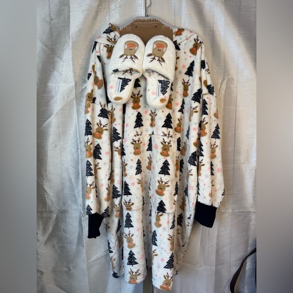 cupcakes & cashmere Shoes - Cupcakes & Cashmere Festive Hoodie & Slipper Set